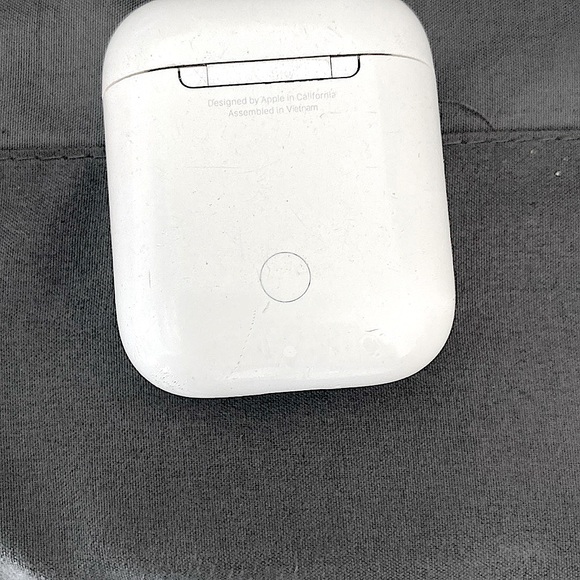 Apple AirPods Wireless Charging Case - White